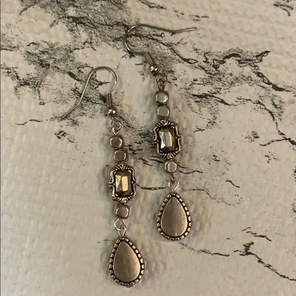 C L A S S Y • silver earring✨